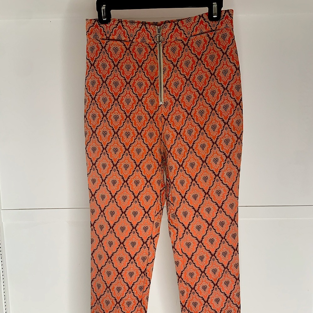 UNIQUE AND FASHIONABLE fitted silk pants!
